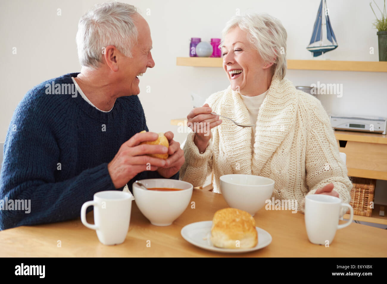 Älteres Paar mit Suppe zum Mittagessen Stockfoto