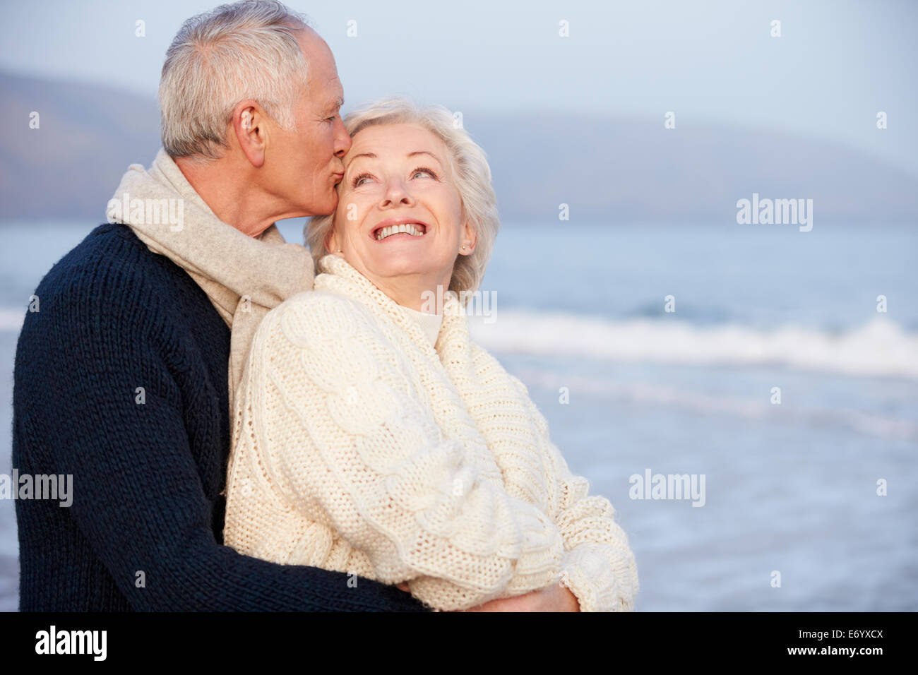 Romantische älteres Paar am Winter-Strand Stockfoto