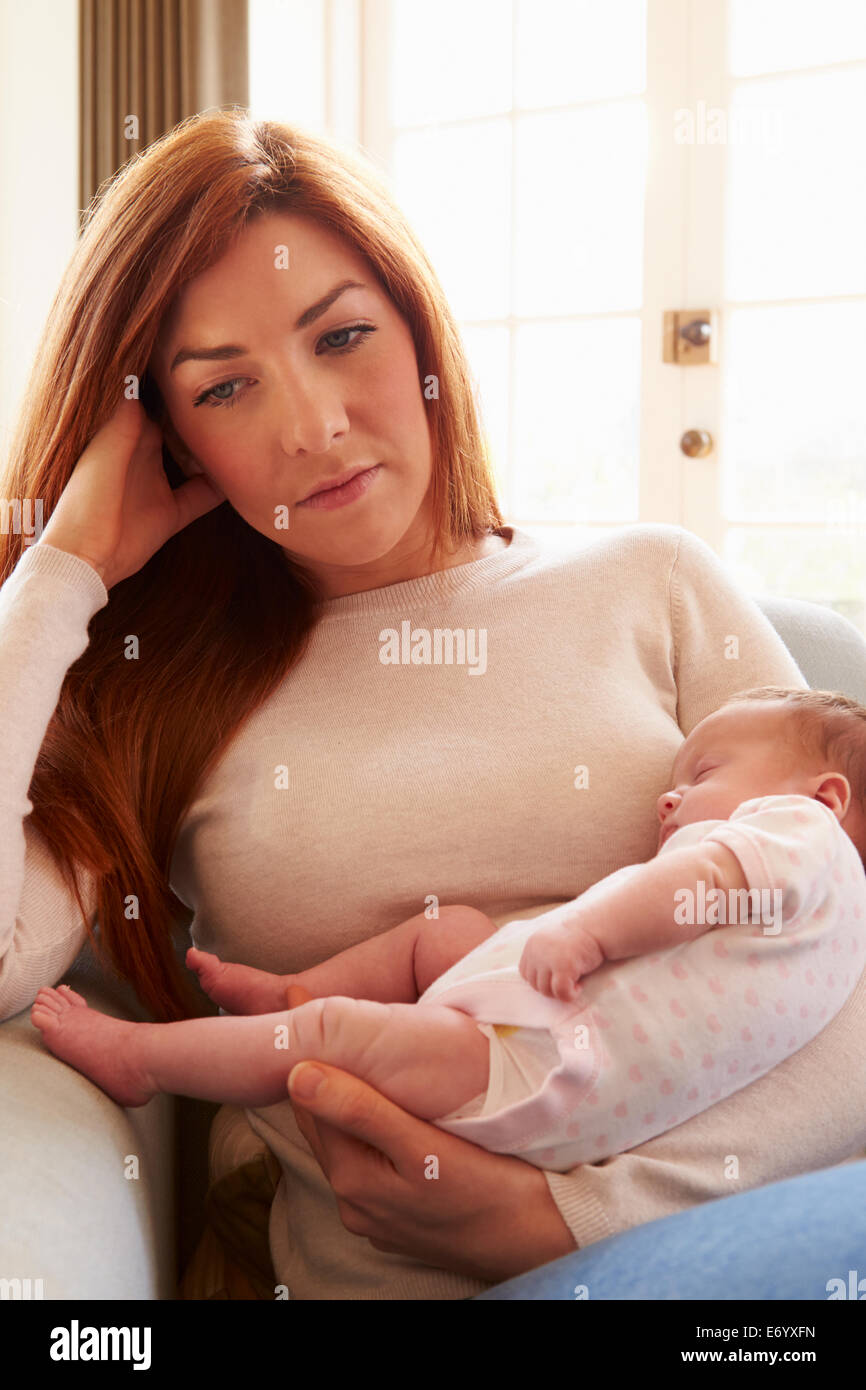 Junger Mann sucht durch persönlichen Finanzen zu Hause Stockfoto