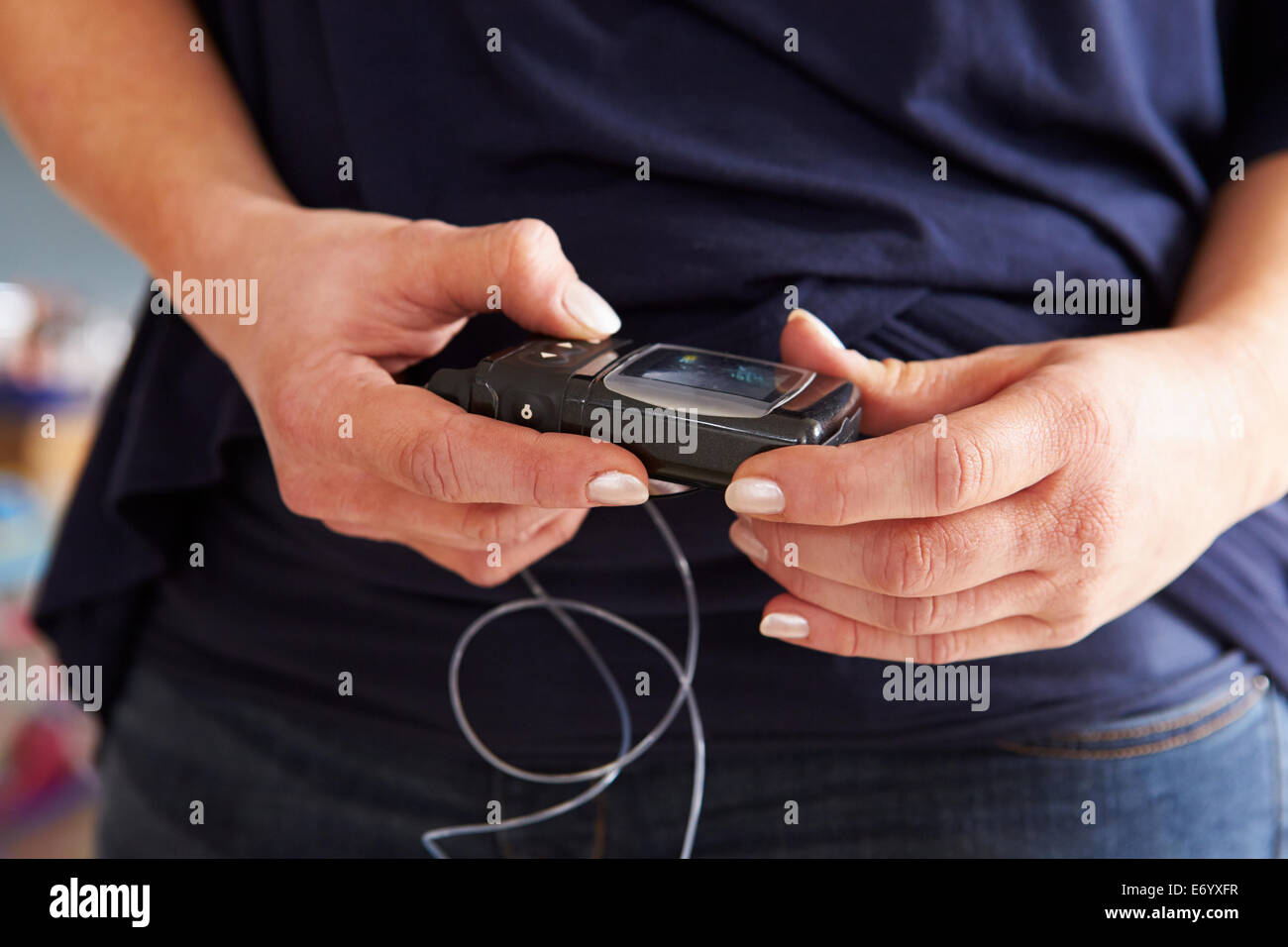 Paar auf der Suche durch persönlichen Finanzen zu Hause mit Hund Stockfoto