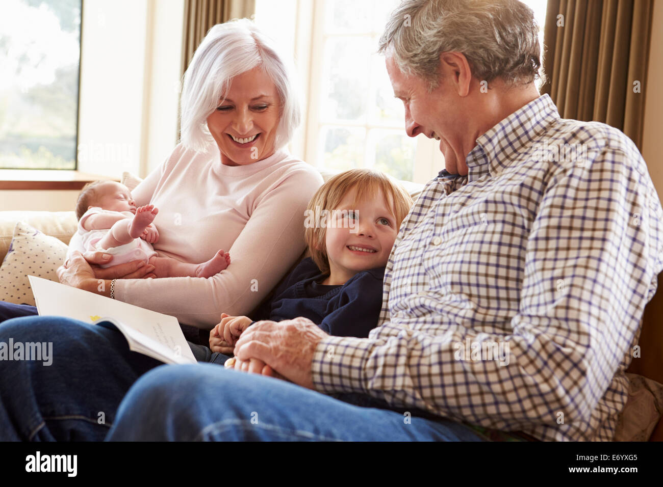 Junge Frau mit Digital-Tablette zu Hause Stockfoto