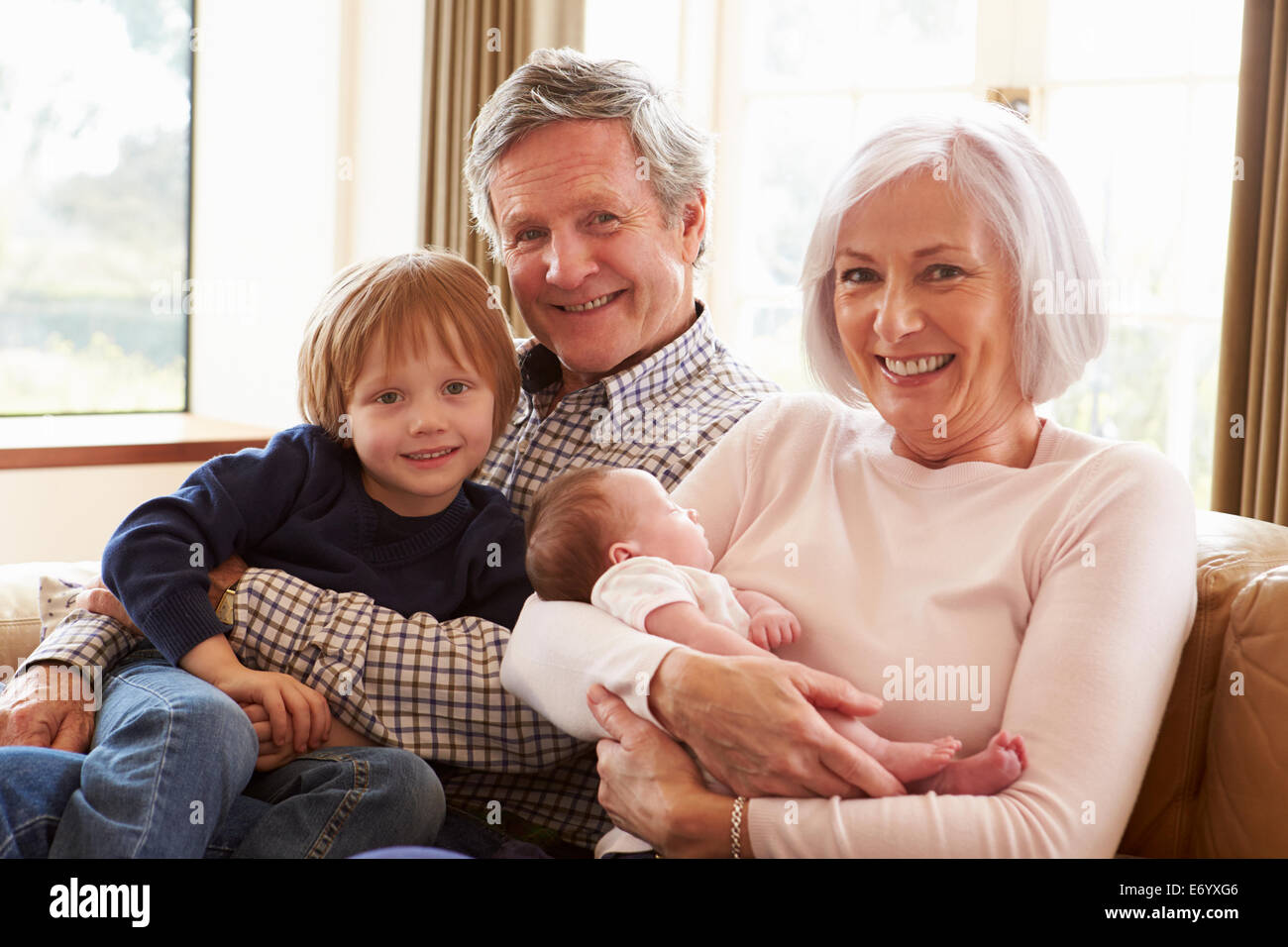 Junge Frau mit Digital-Tablette zu Hause Stockfoto