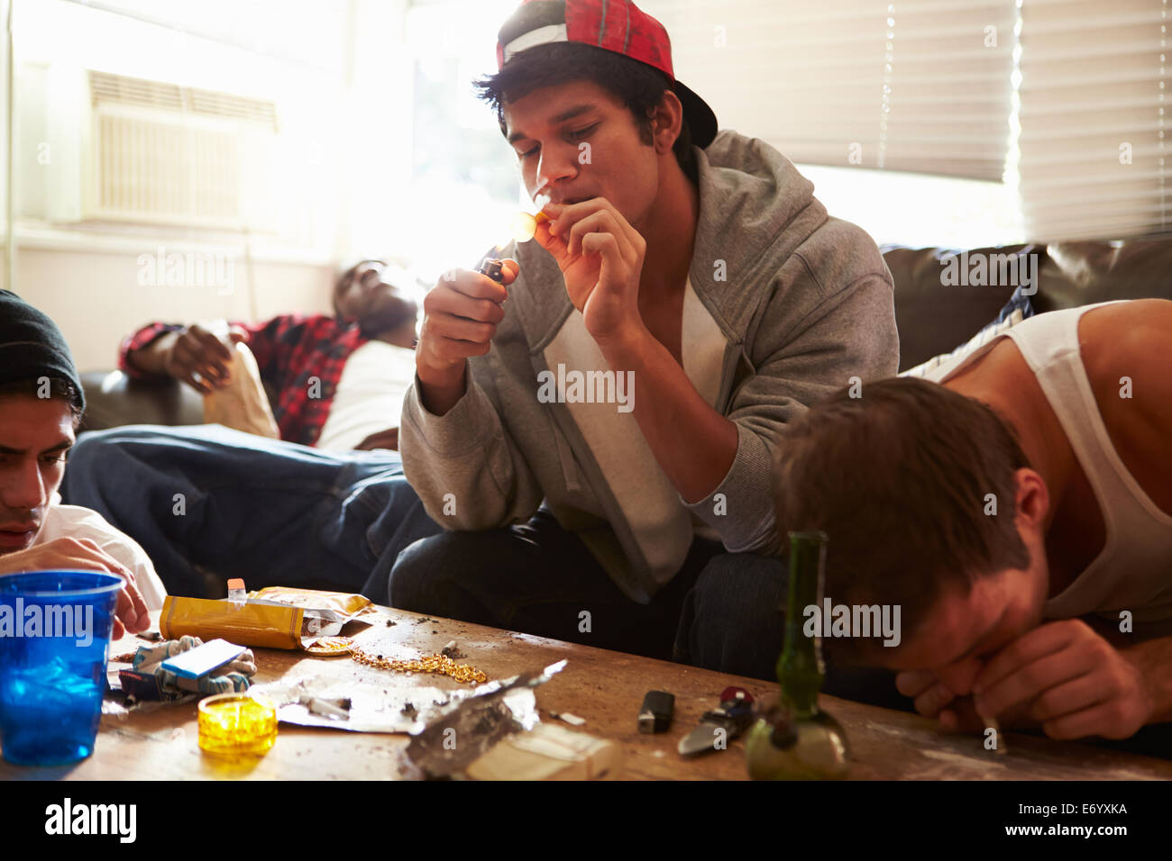 Bande von jungen Männern, die Einnahme von Drogen im Haus Stockfoto