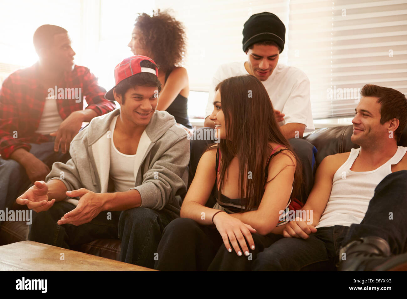 Gruppe von Jugendlichen auf Sofa sitzen und reden Stockfoto