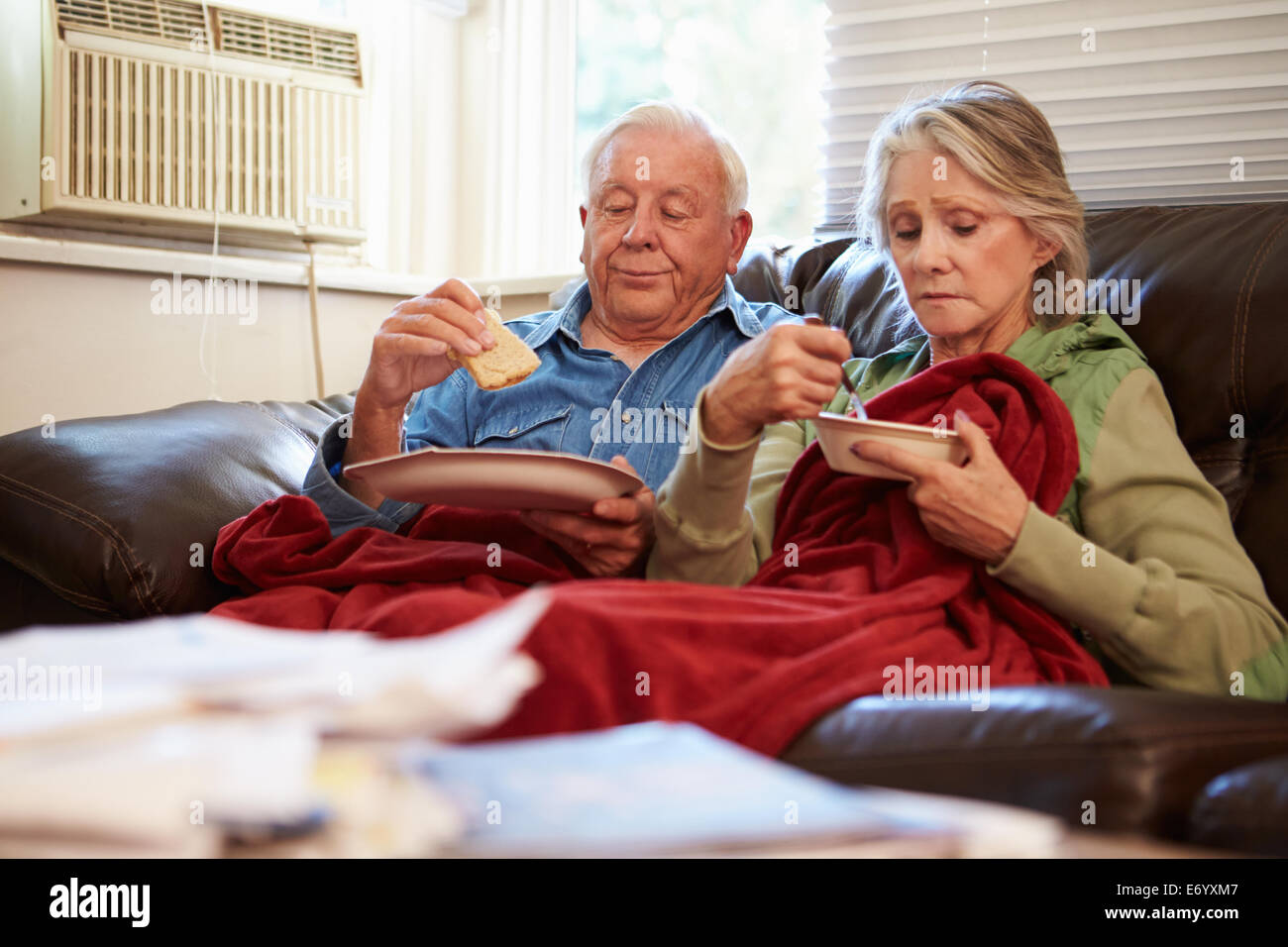 Älteres Paar mit schlechte Ernährung unter Decke Warm zu halten Stockfoto