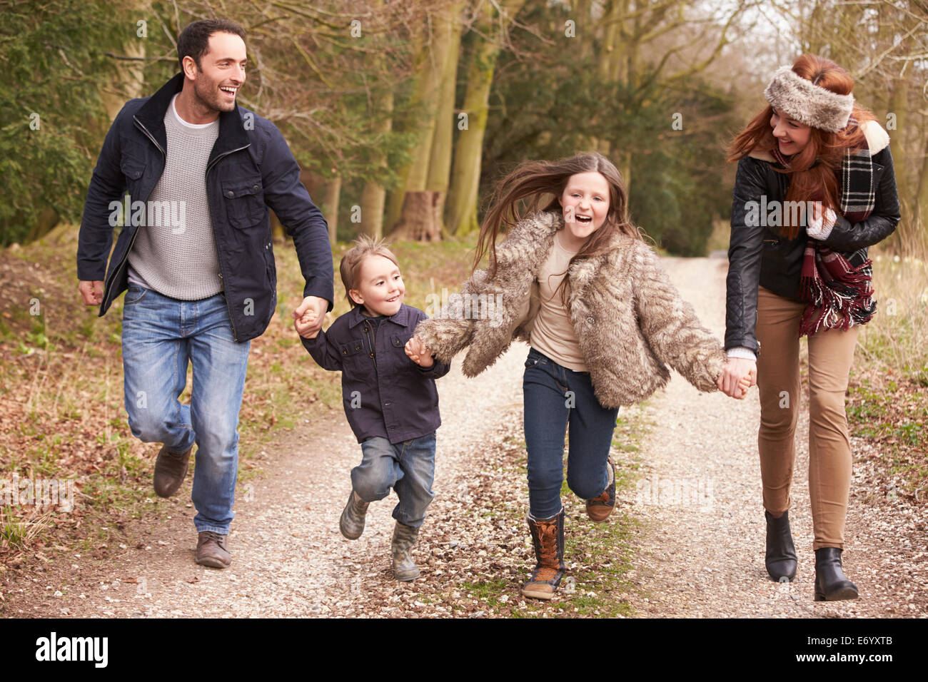 Rückansicht des Paares Stadtpark gemeinsam durchlaufen Stockfoto