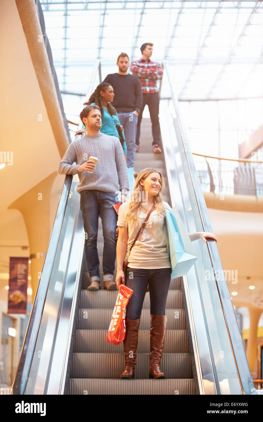 Weibliche Shopper auf Rolltreppe im Einkaufszentrum Stockfoto