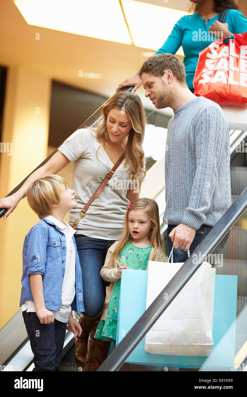 Familie auf der Rolltreppe im Einkaufszentrum zusammen Stockfoto