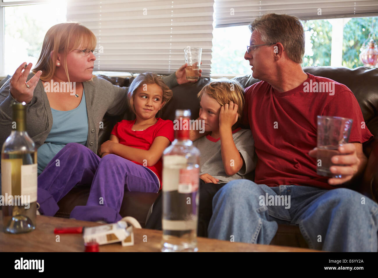 Eltern streiten auf Sofa mit Kindern Rauchen und trinken Stockfoto