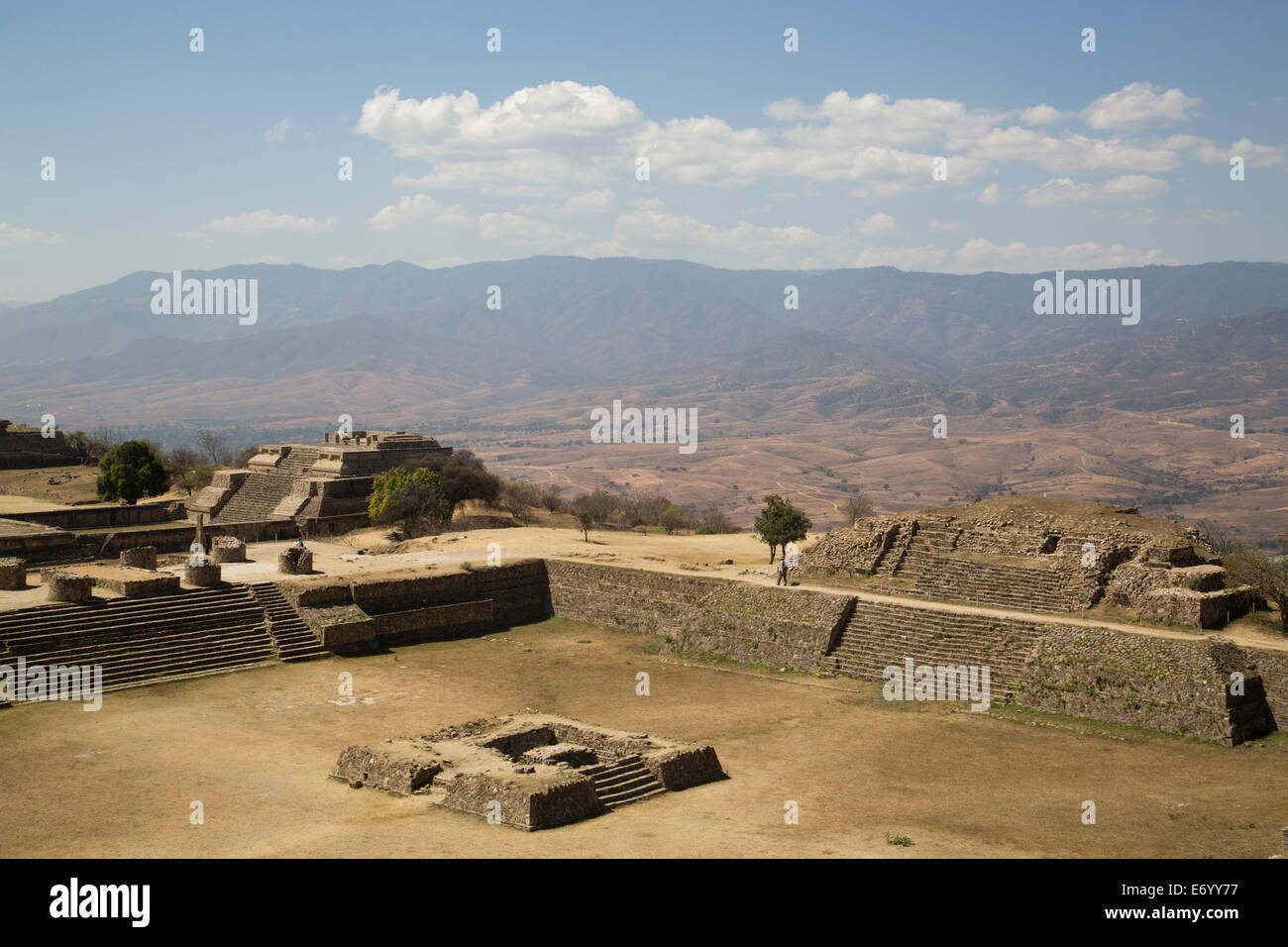 Mexiko, Oaxaca, Monte Alban, versunkene Terrasse (im Vordergrund), Gebäude Gruppe IV (Hintergrund, links) Stockfoto