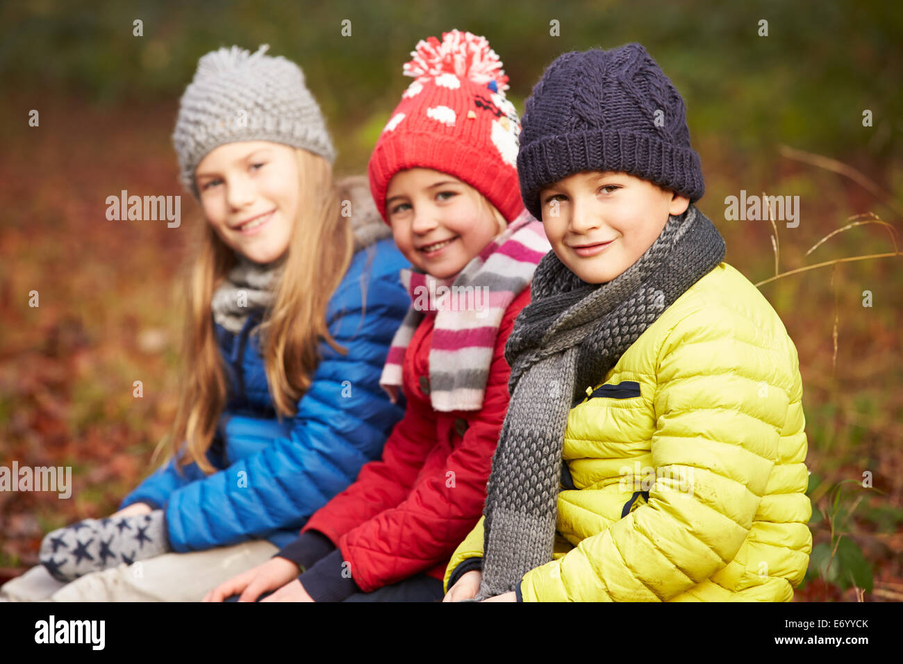 Drei Kinder auf Spaziergang durch den Wald Winter Stockfoto