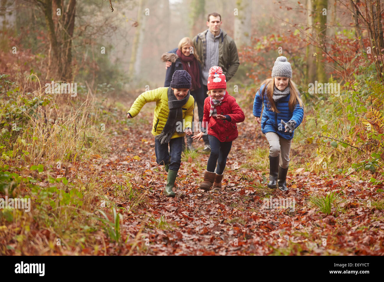 Familie zu Fuß durch den Wald Winter Stockfoto