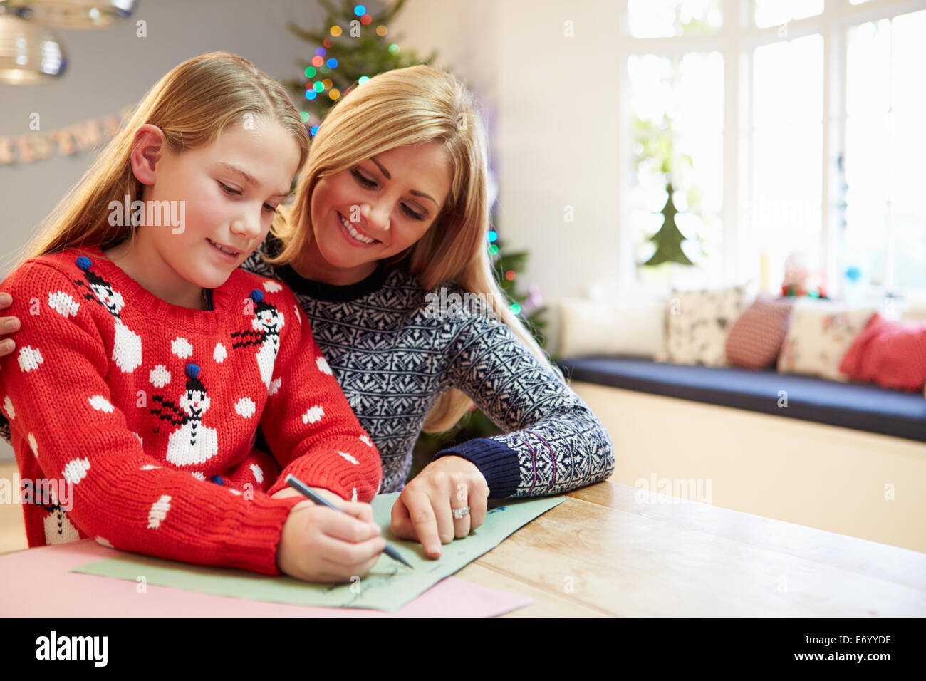 Mutter und Tochter schreiben Brief an den Weihnachtsmann zusammen Stockfoto