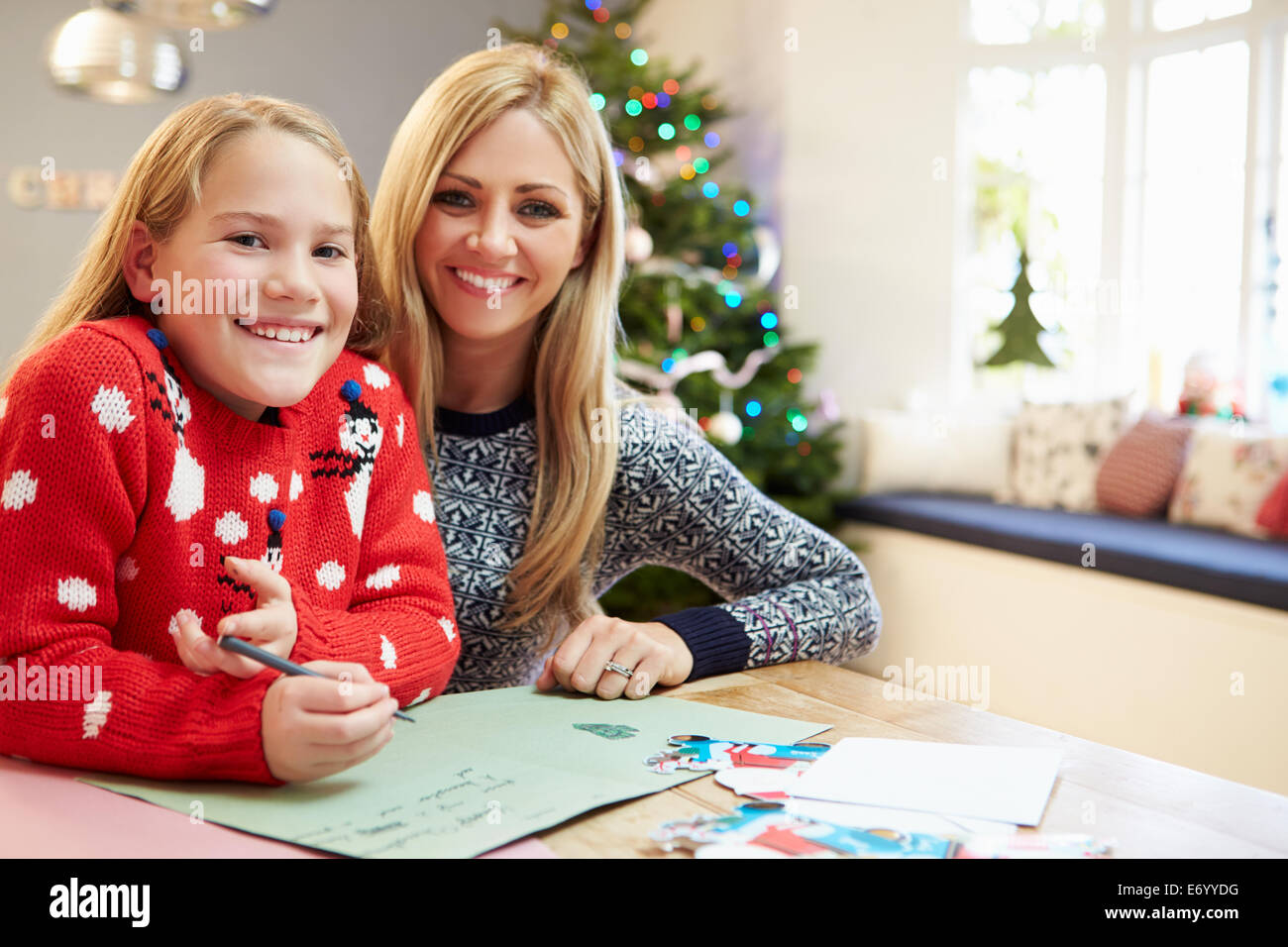 Mutter und Tochter schreiben Brief an den Weihnachtsmann zusammen Stockfoto
