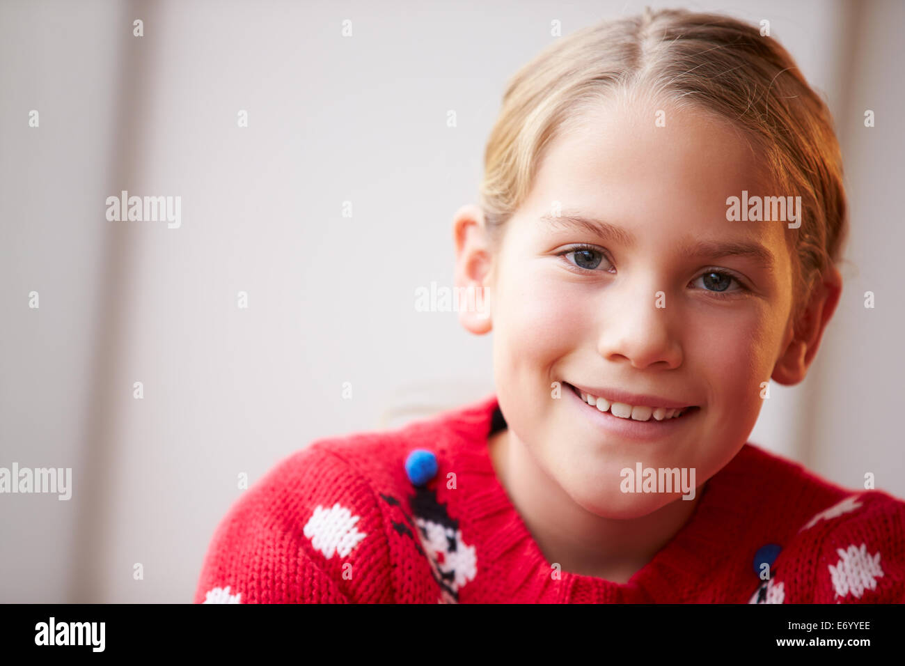 Porträt von Mädchen tragen Weihnachtspullover Stockfoto