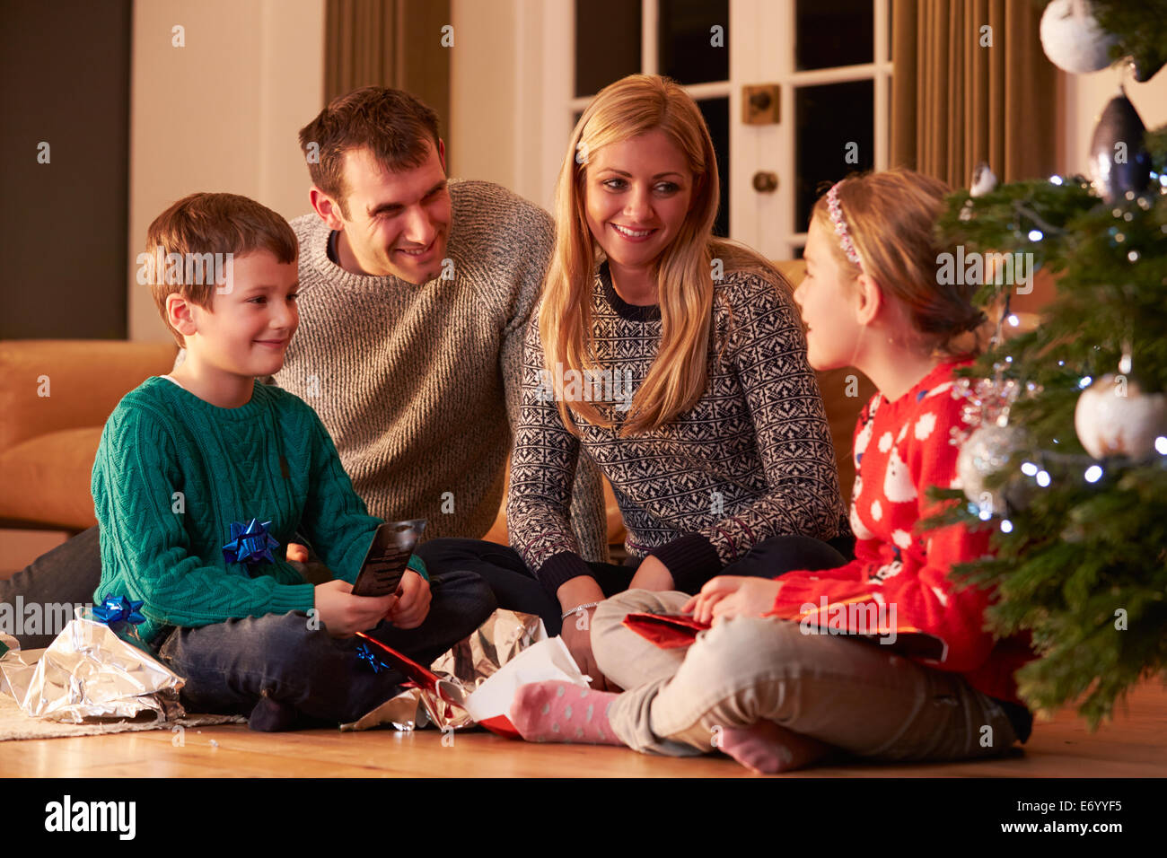 Familie Auspacken Geschenke Weihnachtsbaum Stockfoto