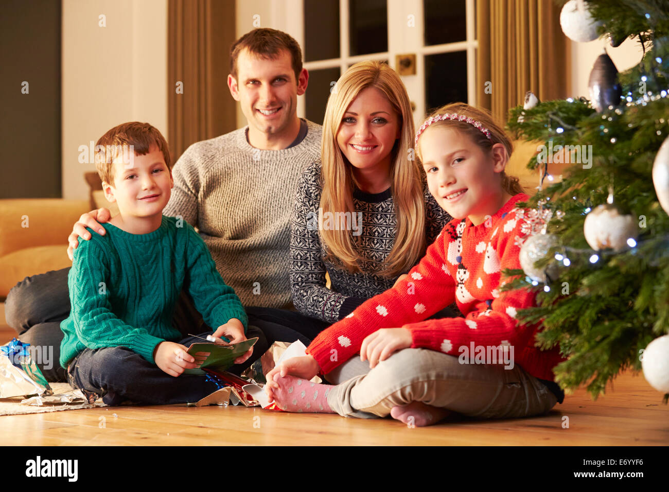 Familie Auspacken Geschenke Weihnachtsbaum Stockfoto