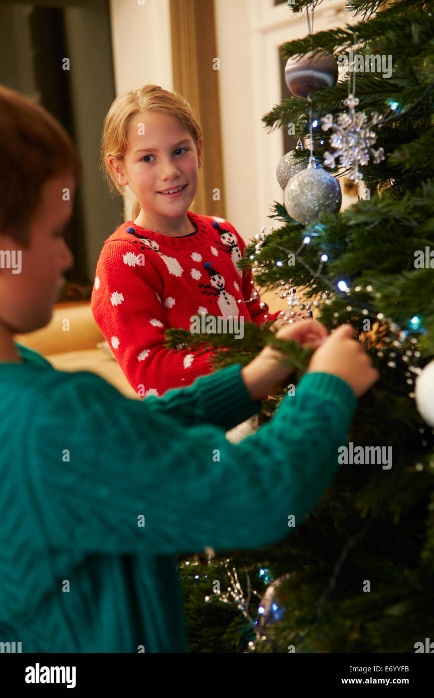 Kinder schmücken Weihnachtsbaum zu Hause Stockfoto