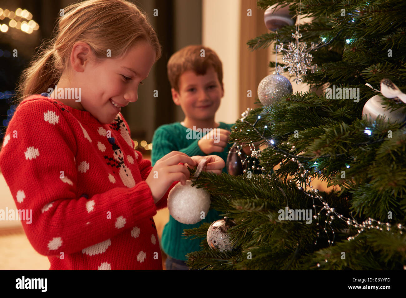 Kinder schmücken Weihnachtsbaum zu Hause Stockfoto