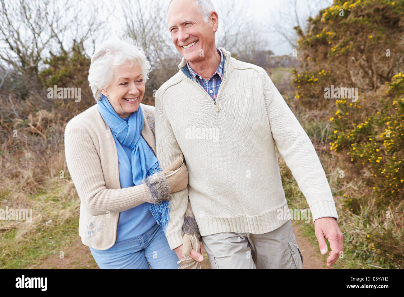 Älteres Paar, ein Spaziergang durch die Winterlandschaft Stockfoto