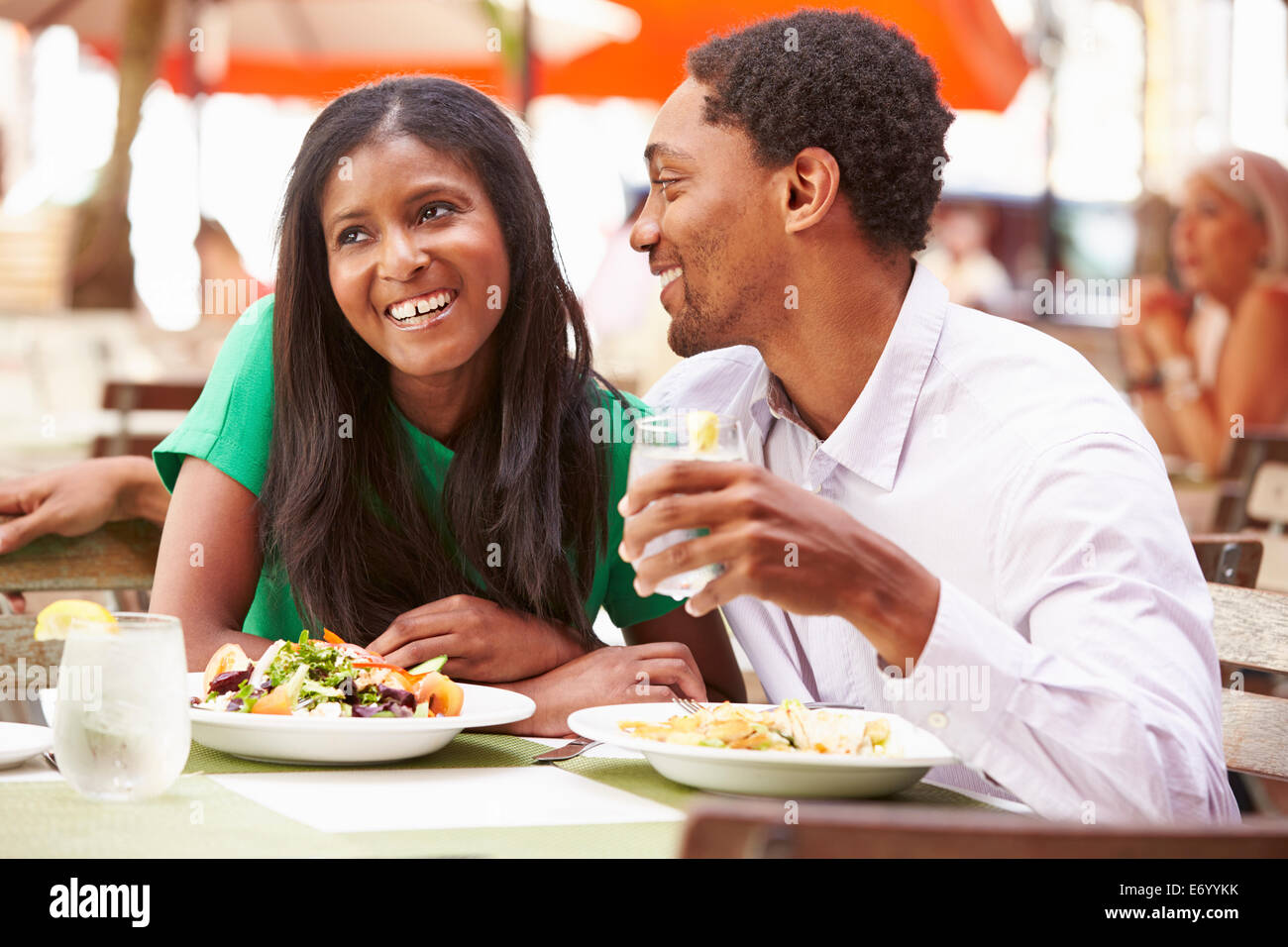 Paar genießt Mittagessen im Restaurant unter freiem Himmel Stockfoto