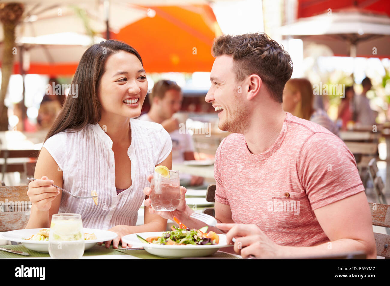 Paar genießt Mittagessen im Restaurant unter freiem Himmel Stockfoto