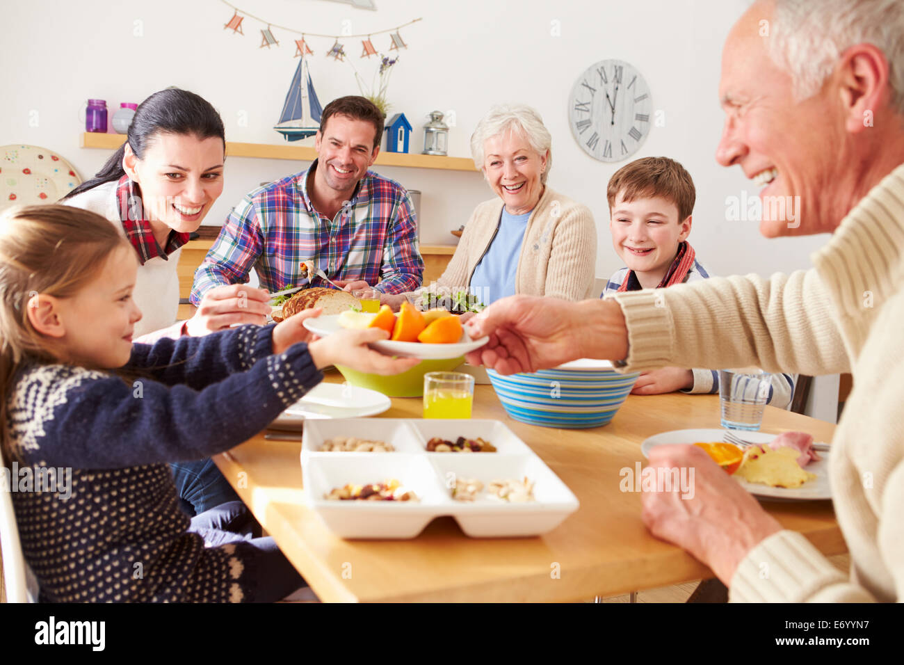 Multi-Generationen-Familie beim Mittagessen am Küchentisch Stockfoto