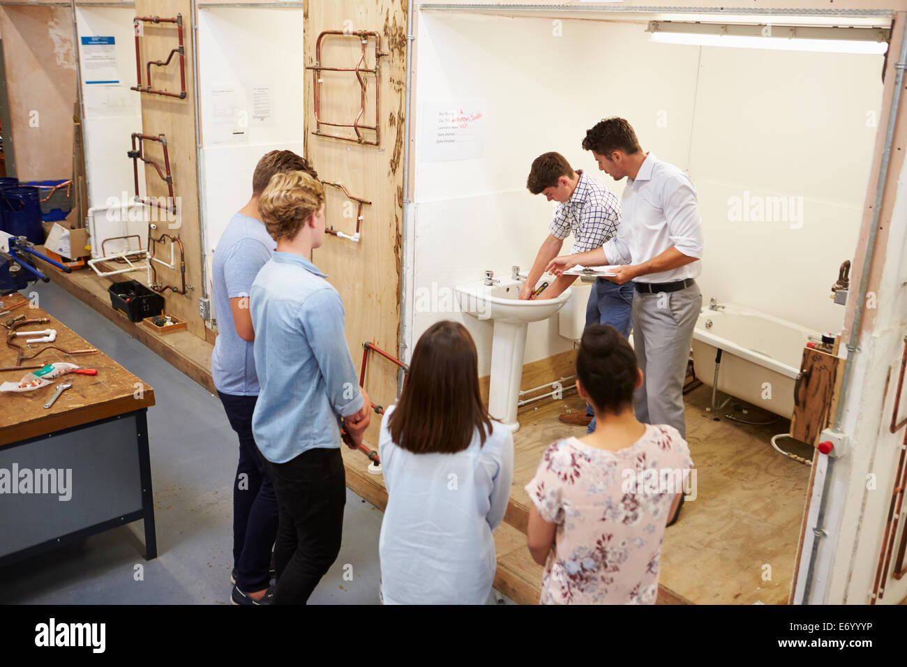 College-Studenten studieren an Waschbecken Sanitär Stockfoto
