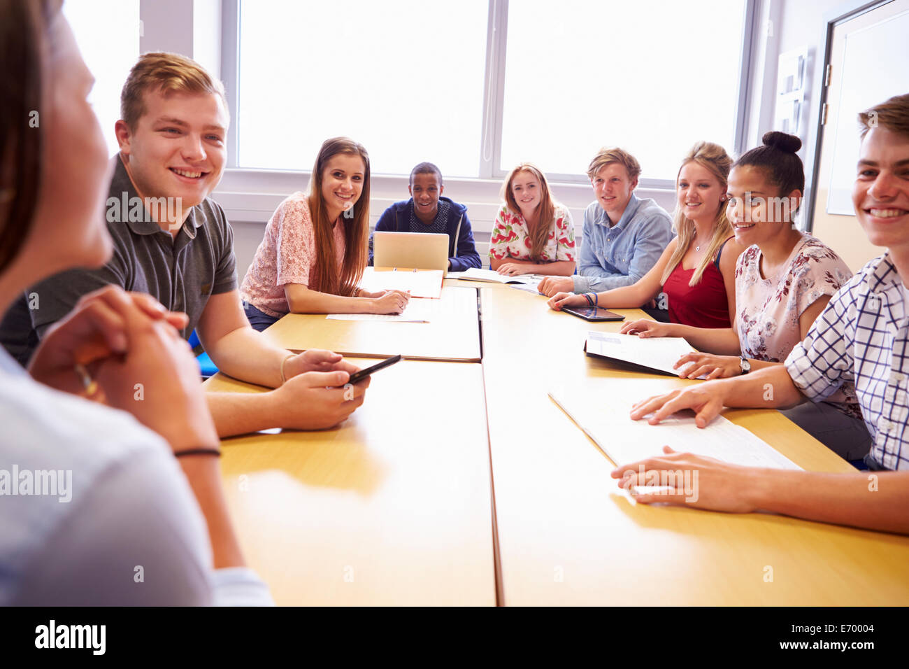 Gruppe von College-Studenten sitzen am Tisch mit Diskussion Stockfoto