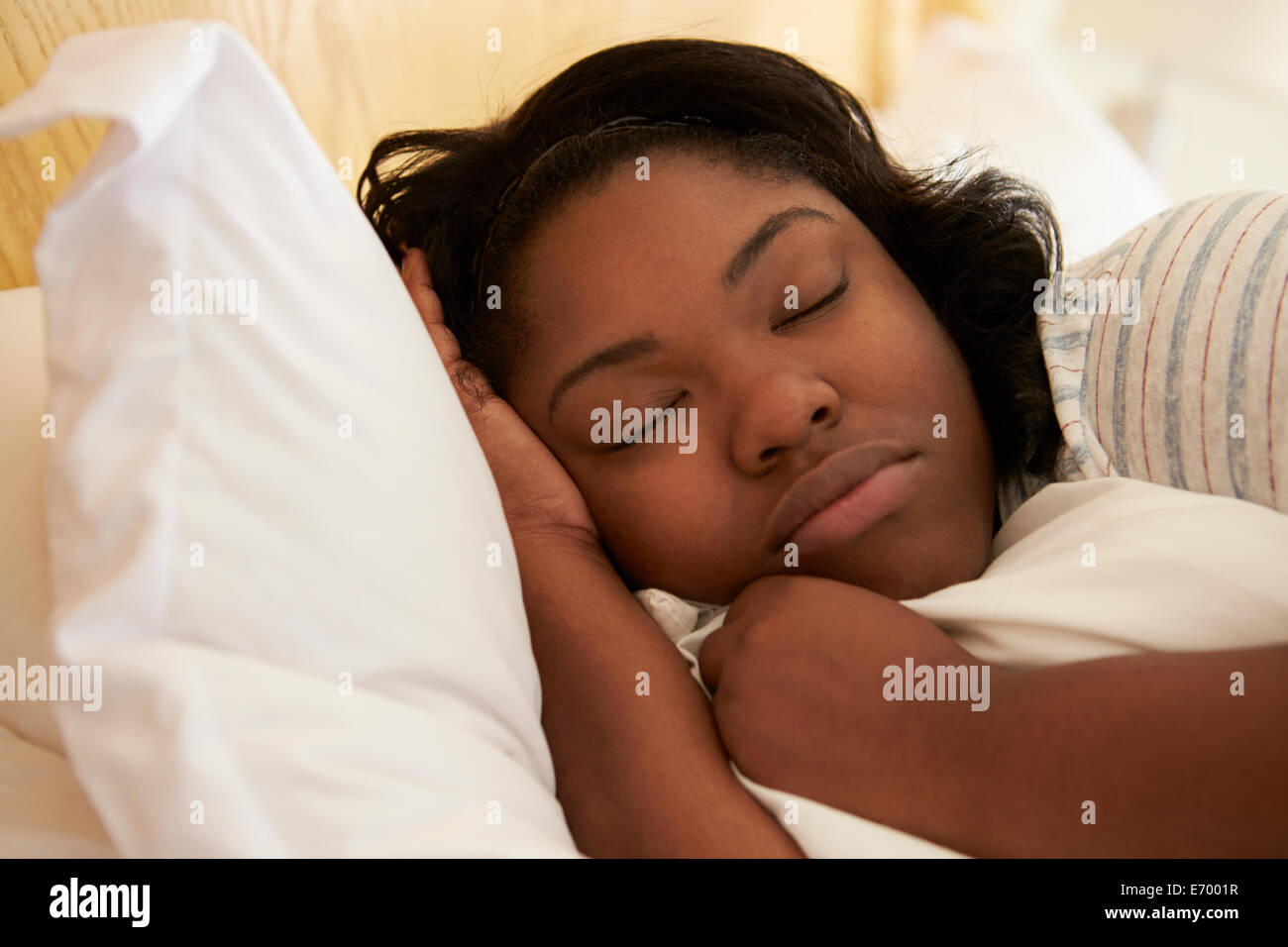 Übergewichtige Frau schlafend im Bett Stockfoto