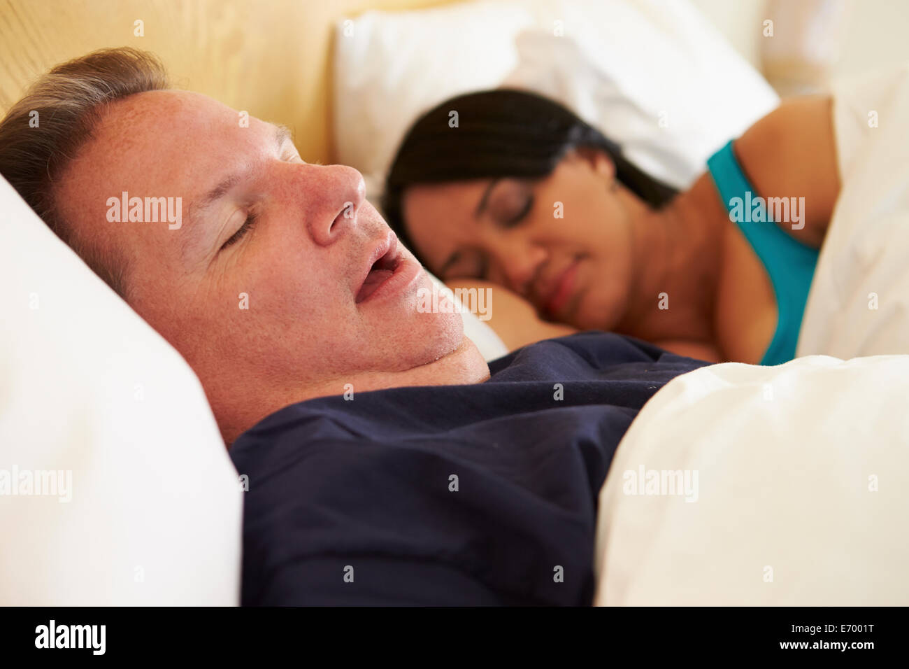 Paar schlafend im Bett mit dem Menschen Schnarchen Stockfoto