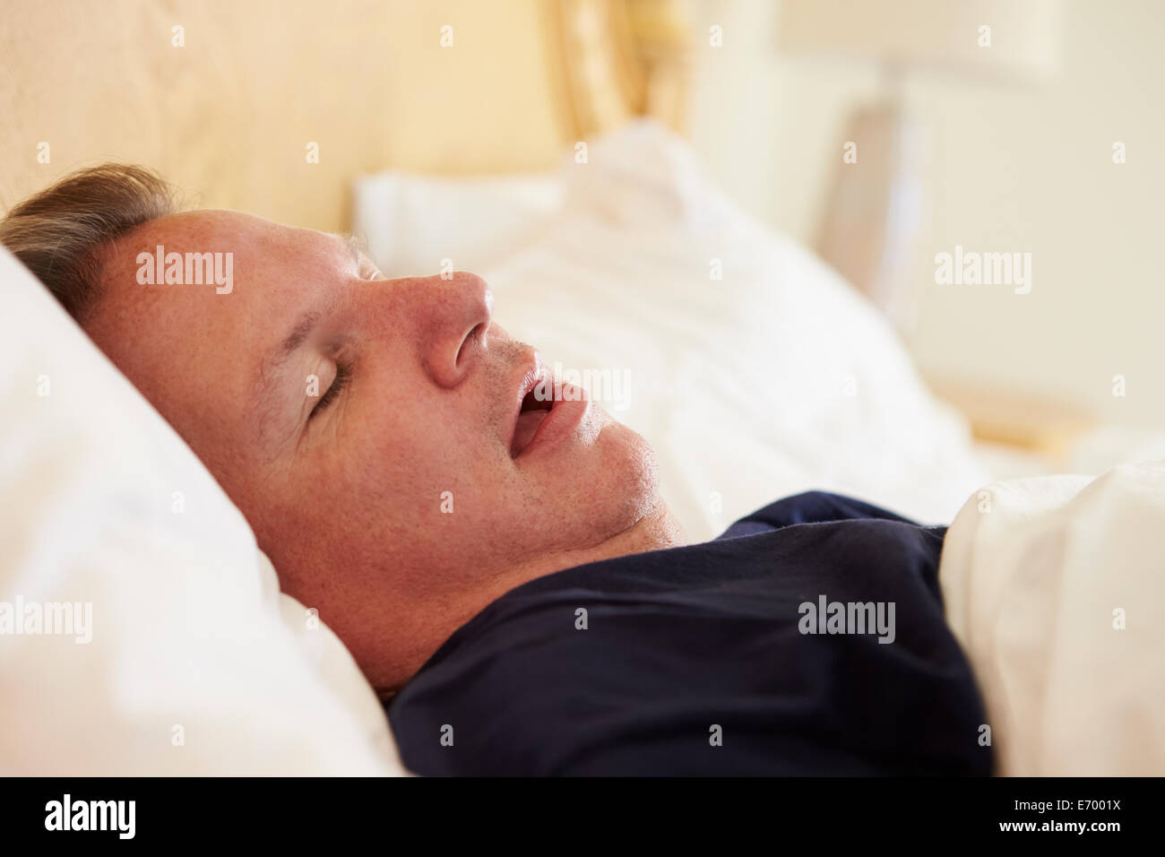 Übergewichtiger Mann schlafend im Bett Schnarchen Stockfoto