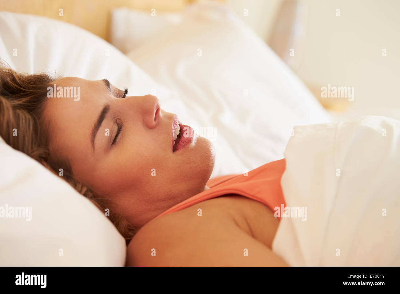 Übergewichtige Frau schlafend im Bett Schnarchen Stockfoto
