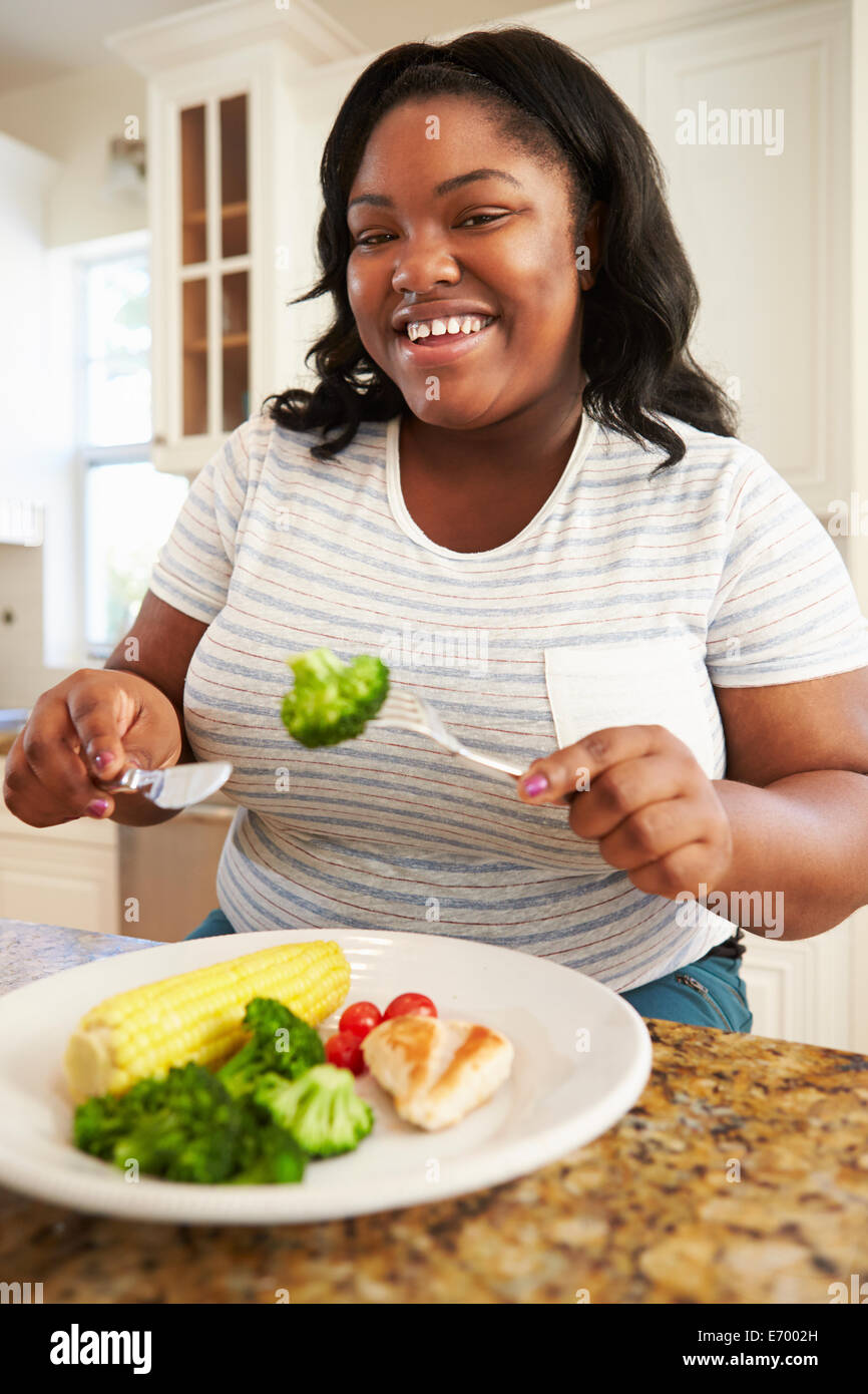 Übergewichtige Frau gesund Essen in der Küche Stockfoto