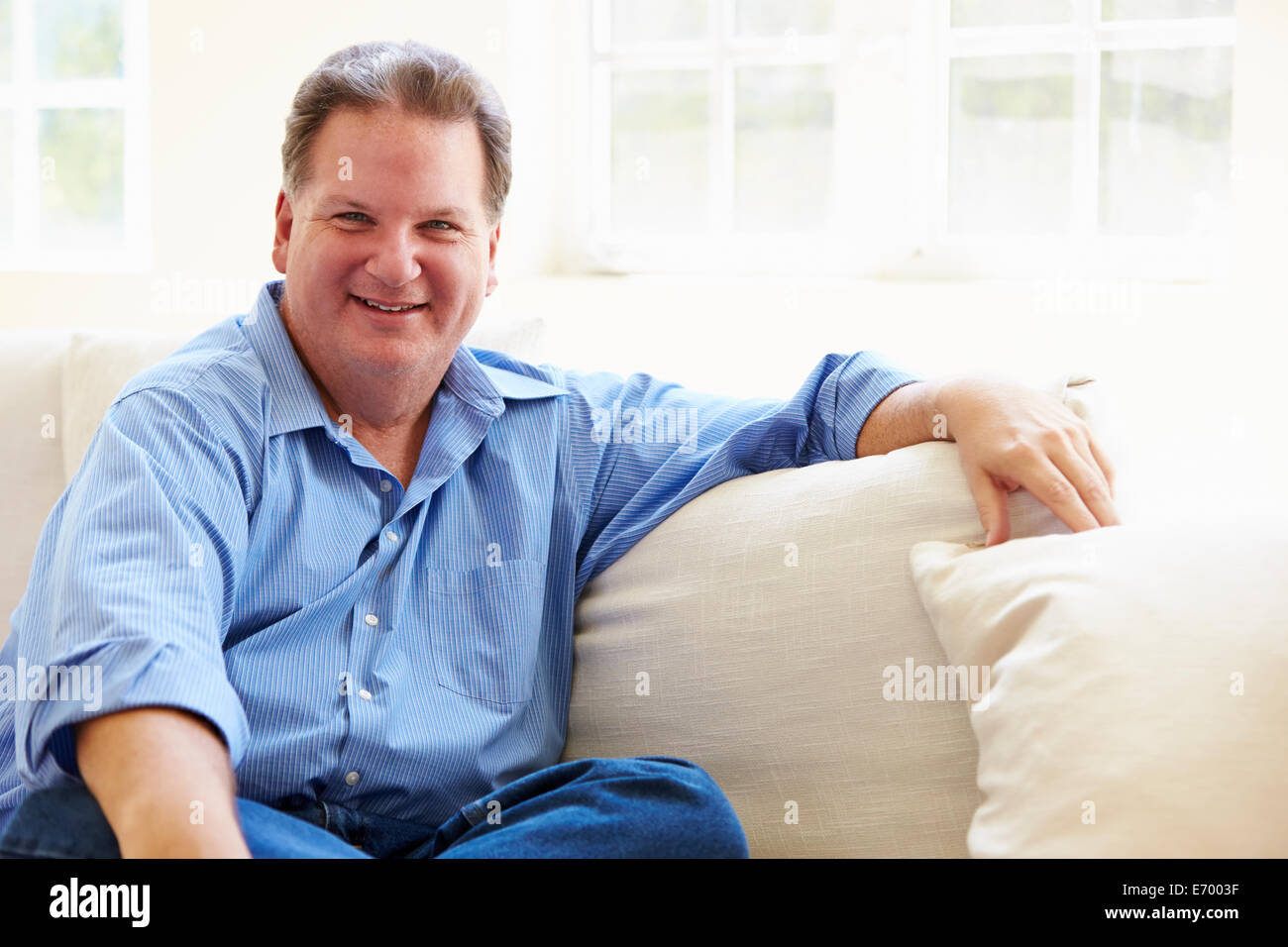 Porträt von übergewichtigen Mann auf Sofa Stockfoto