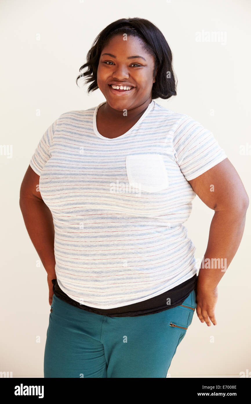 Studioportrait Of Smiling übergewichtige Frau Stockfoto