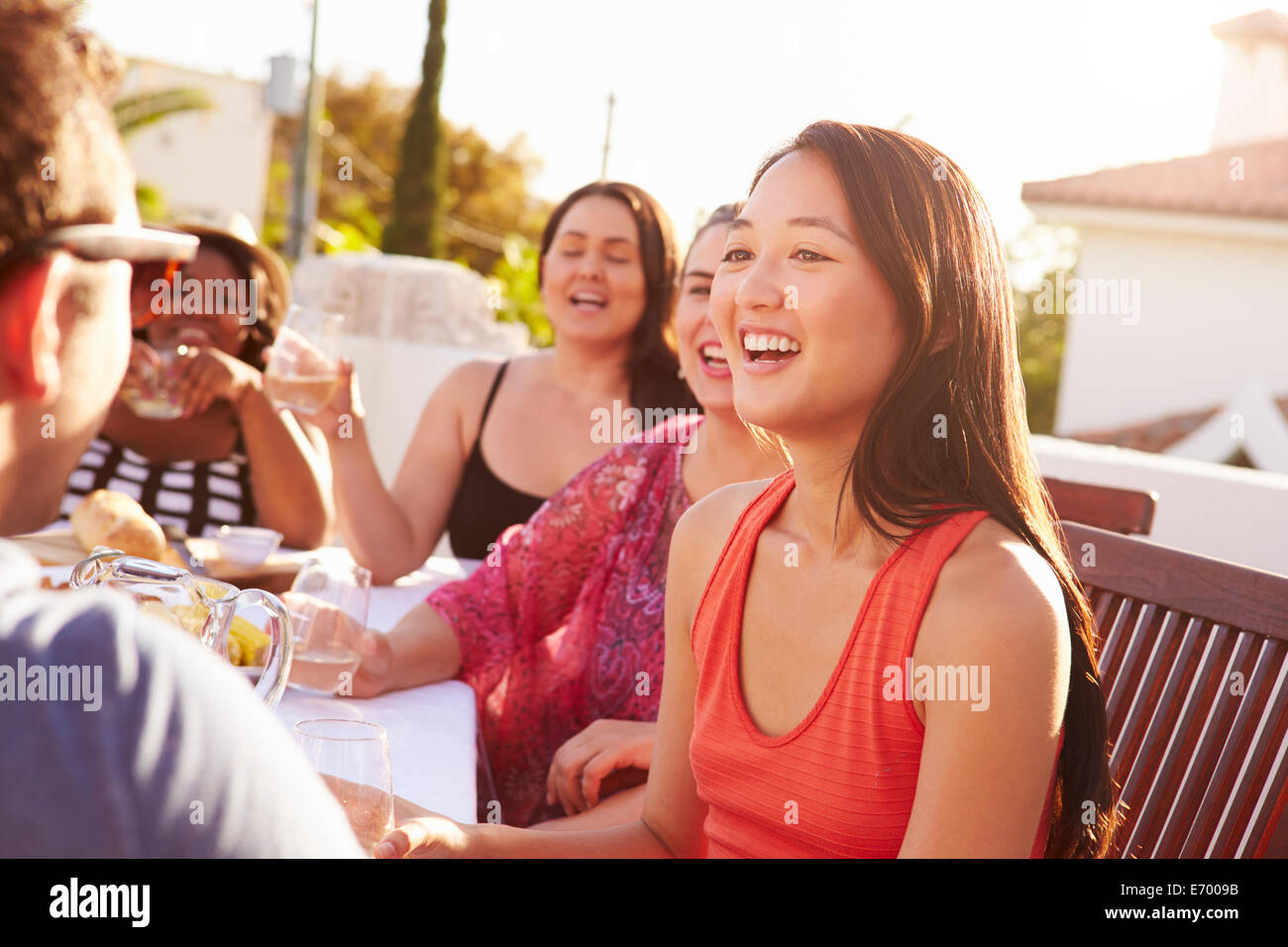 Paar genießt Outdoor-Sommer-essen mit Freunden Stockfoto