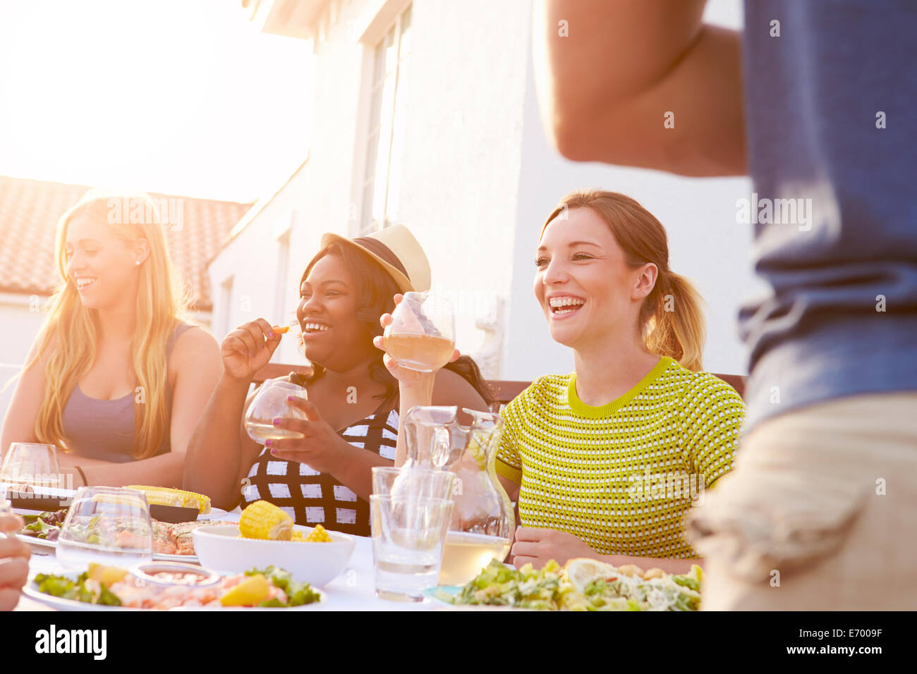 Gruppe von Jugendlichen, die Mahlzeit im freien Sommer genießen Stockfoto