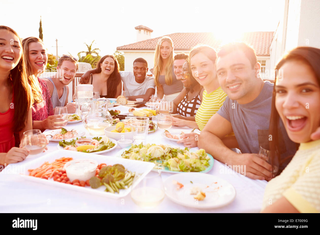 Gruppe von Jugendlichen, die Mahlzeit im freien Sommer genießen Stockfoto