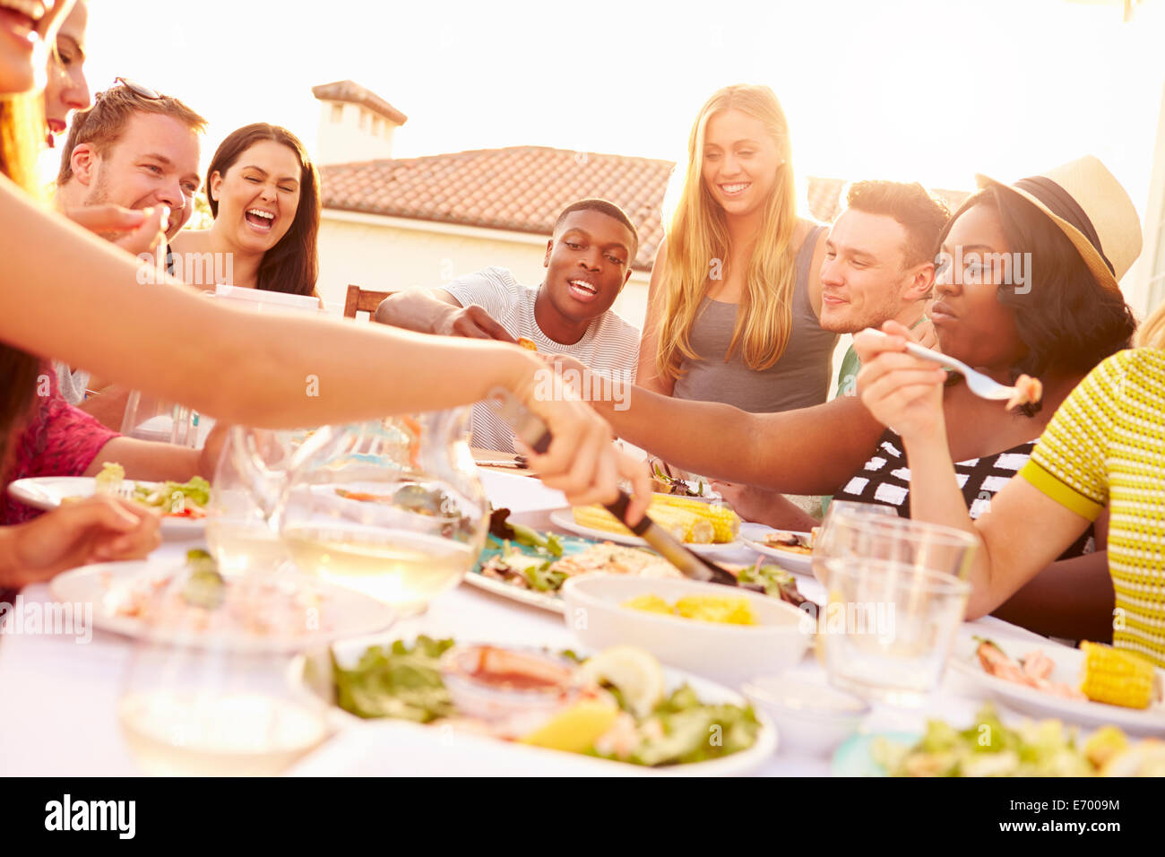 Gruppe von Jugendlichen, die Mahlzeit im freien Sommer genießen Stockfoto