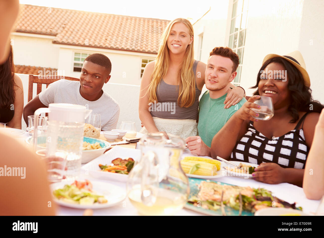 Gruppe von Jugendlichen, die Mahlzeit im freien Sommer genießen Stockfoto