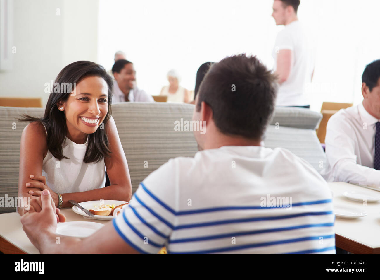 Paar genießt das Frühstück im Hotelrestaurant Stockfoto