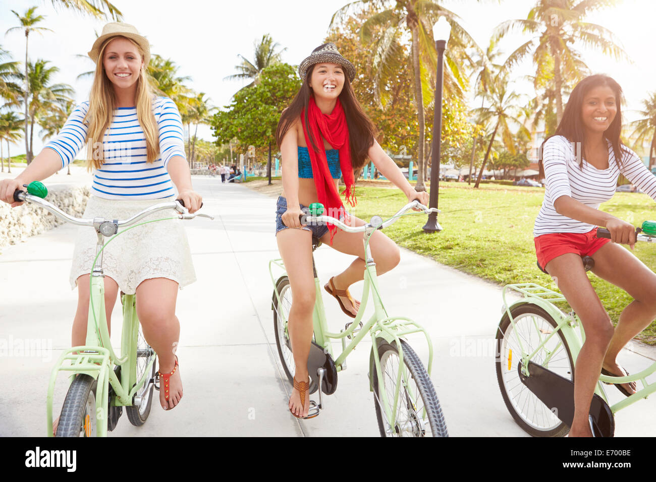 Freundinnen Spaß am Rad fahren Stockfoto