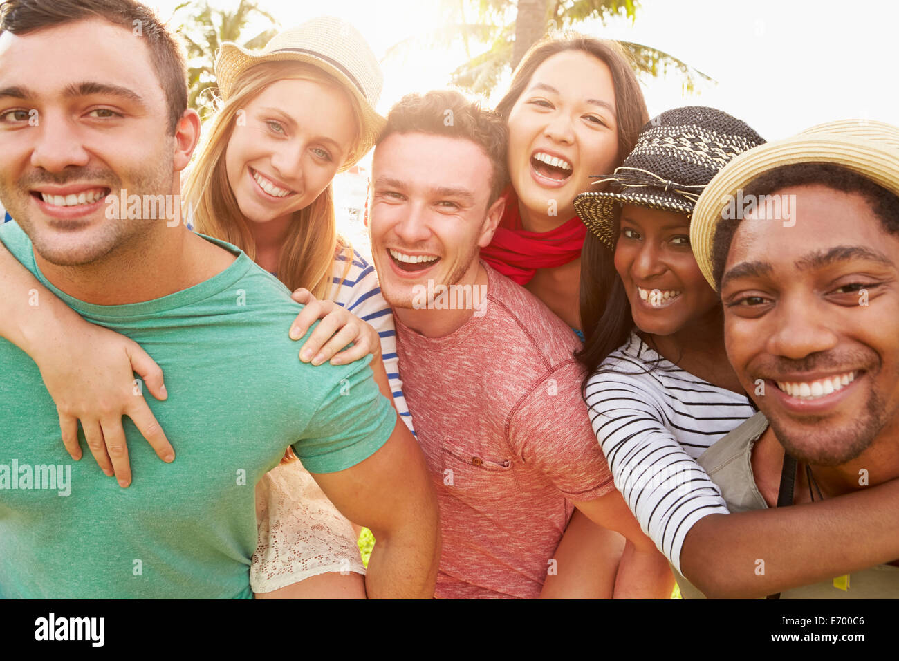 Gruppe der Freunde, die gemeinsam Spaß im Park Stockfoto