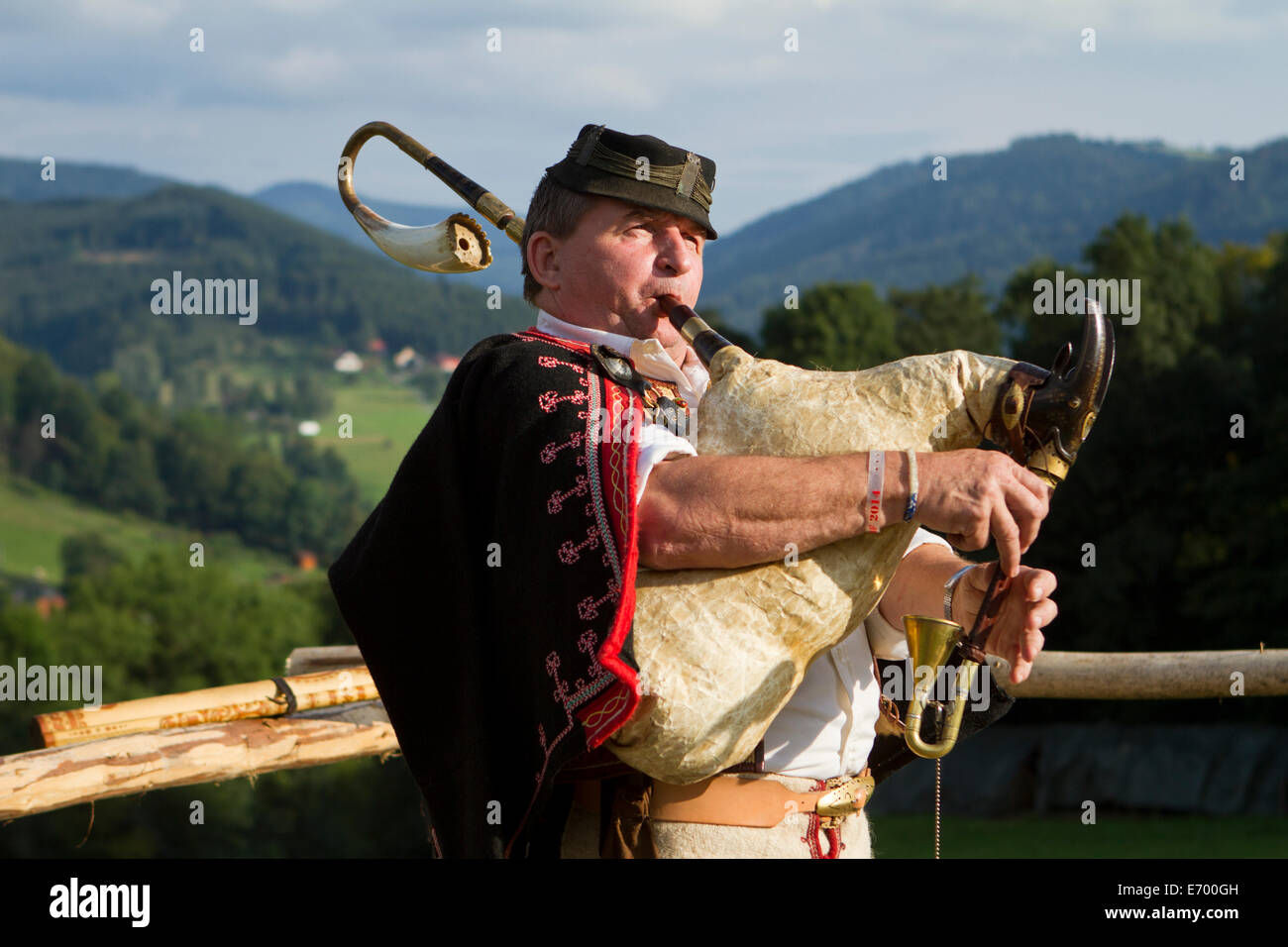 Slowakische Volksmusiker Lubomír Tatarka in traditioneller Tracht Dudelsack. Stockfoto