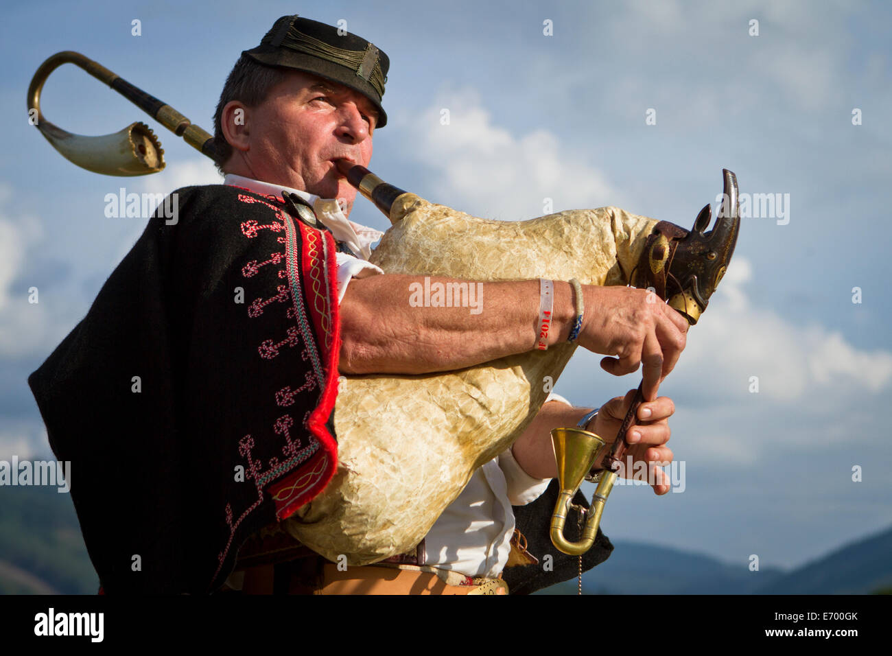 Slowakische Volksmusiker Lubomír Tatarka in traditioneller Tracht Dudelsack. Stockfoto