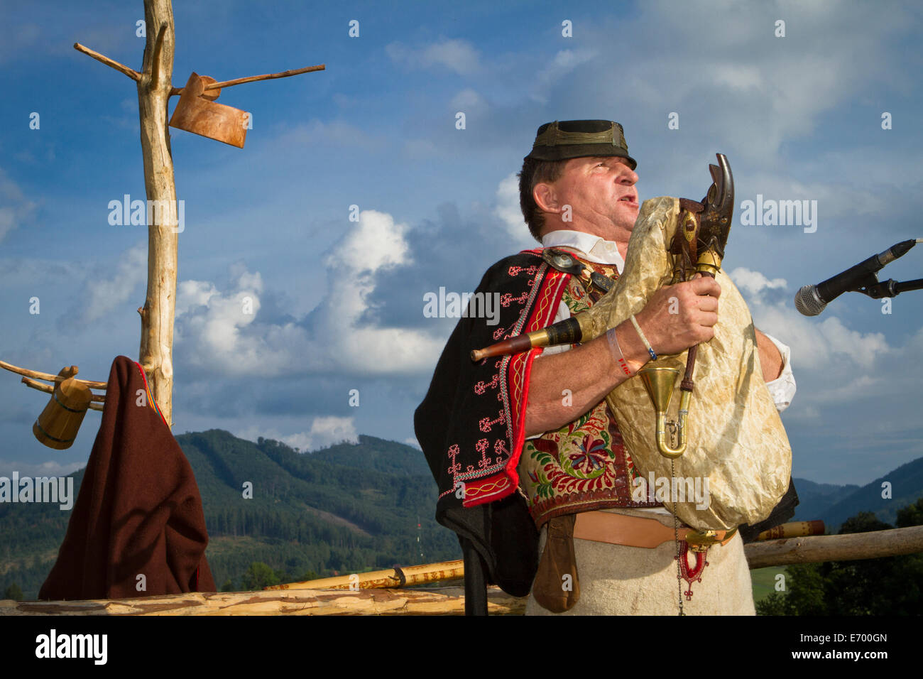 Slowakische Volksmusiker Lubomír Tatarka in traditioneller Tracht Dudelsack. Stockfoto