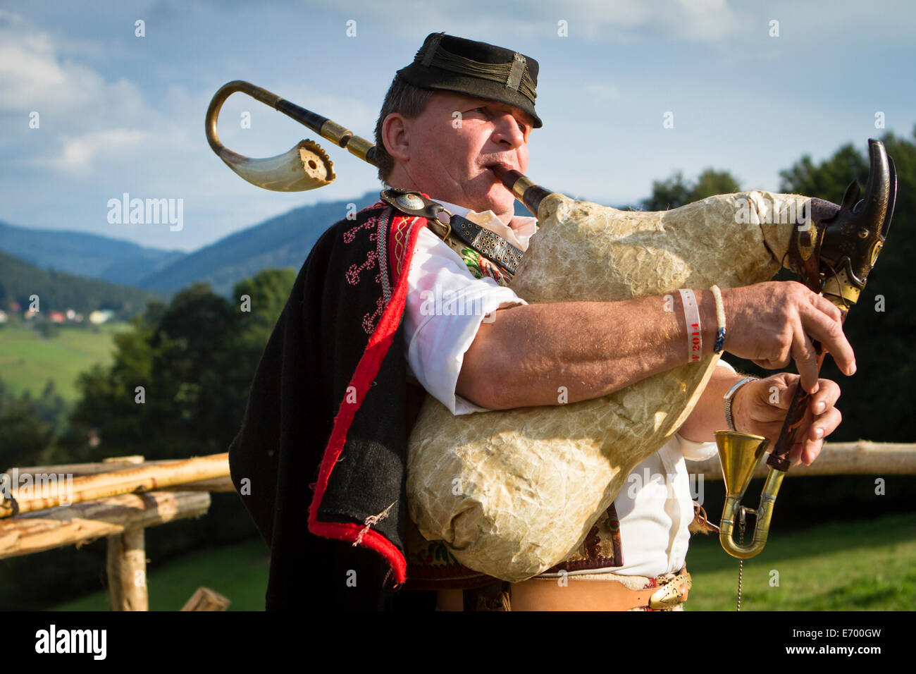 Slowakische Volksmusiker Lubomír Tatarka in traditioneller Tracht Dudelsack. Stockfoto
