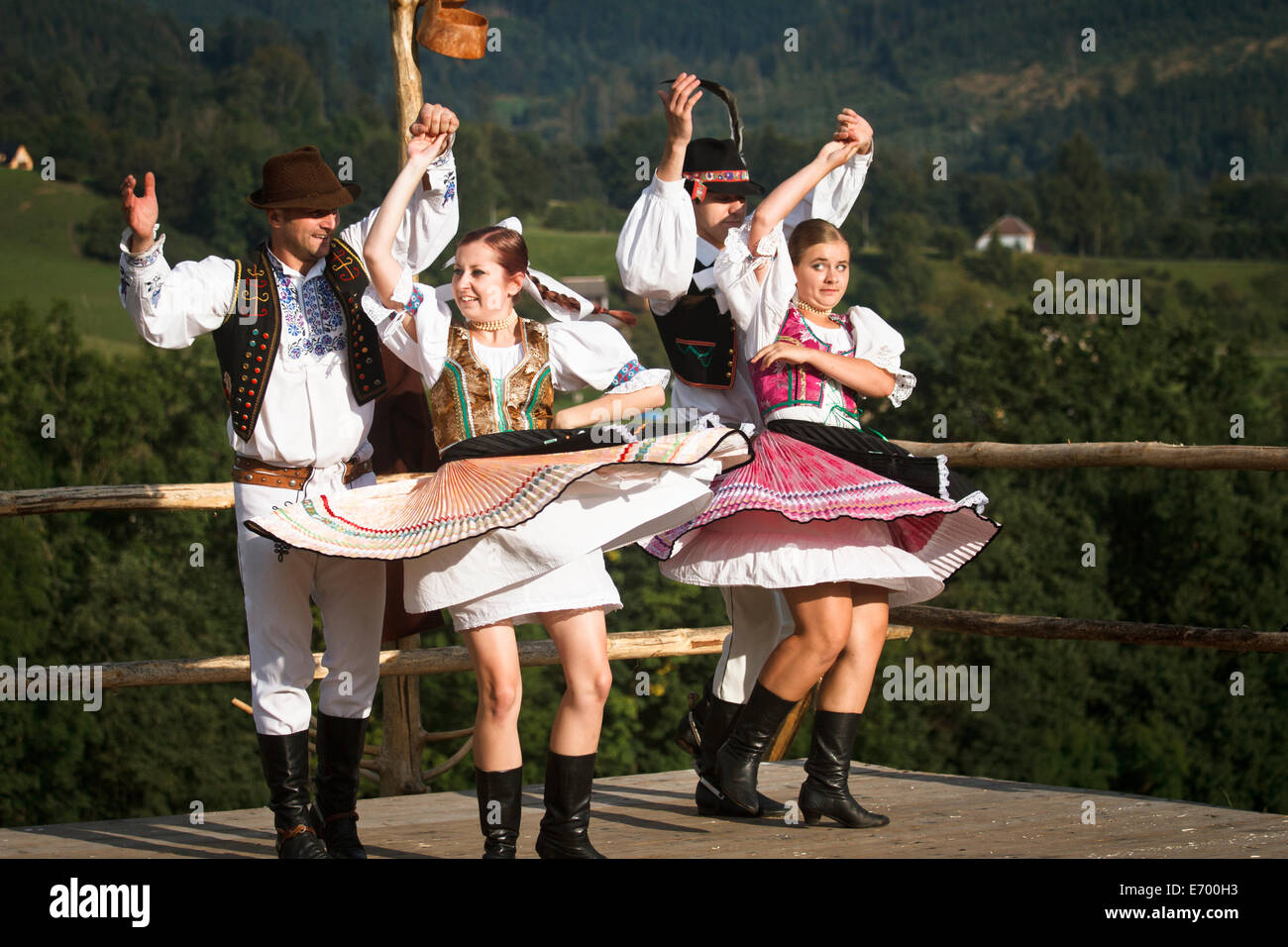 Tschechischen Folklore Tänzer, tragen Tracht, Durchführung von traditionellen Tanz auf der Bühne in Beskiden. Stockfoto