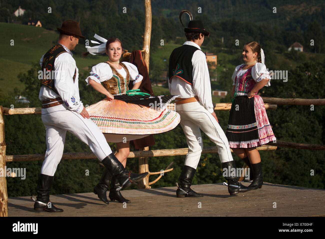 Tschechischen Folklore Tänzer, tragen Tracht, Durchführung von traditionellen Tanz auf der Bühne in Beskiden. Stockfoto